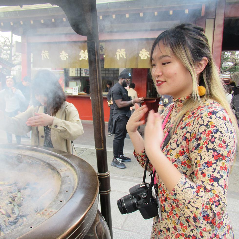 一个女孩在街边小贩那里闻食物